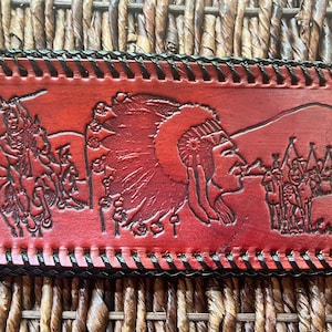 Cartera de cuero hecha a mano con borde de encaje y escena de guerrero nativo americano. Fabricada en EE. UU.