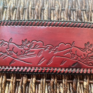 Cartera de cuero hecha a mano con borde de encaje y escena de ciervo corriendo. Fabricada en EE. UU.