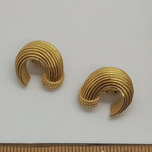 Vintage TRIFARI clip on earrings