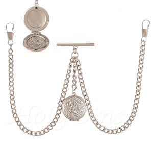 Könnte beinhalten: Silberne Taschenuhrkette mit einem runden, gravierten Anhänger. Die Kette hat eine T-Stange und einen Drehverschluss.