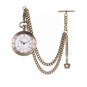 Puede incluir: Un reloj de bolsillo dorado con números romanos en la esfera y una cadena con un dije de corona.