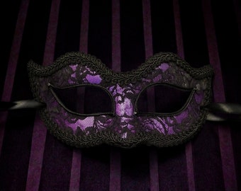 Máscara de mascarada de encaje morado y negro metálico