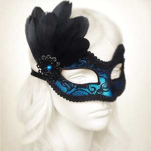 Blauw en zwart kant maskerade masker - blauw Venetiaans masker met zwarte veer - blauw kant gemaskerd balmasker - blauw Mardi Gras masker