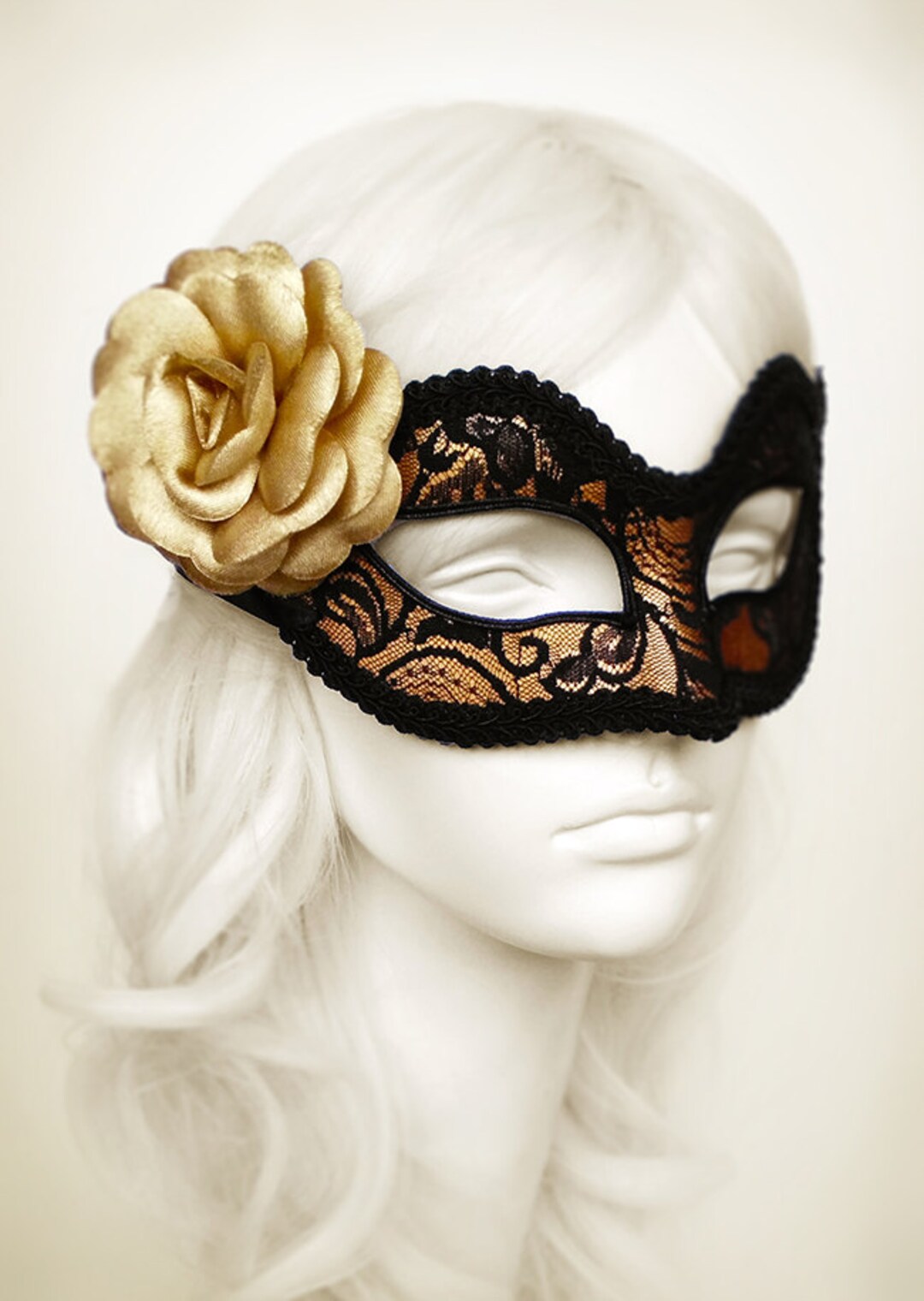 Gold Und Schwarze Spitze Maskenmaske - Venezianische Maske verziert mit  schwarzer Spitze und goldener Satinrose - Goldene Spitze Maskenball Maske -  Etsy Schweiz, image size:1080x1520