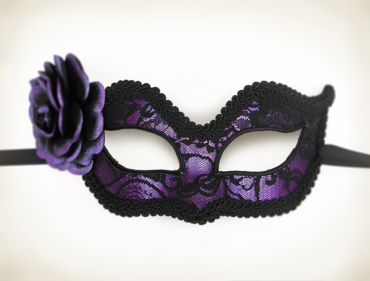 紫と黒のレースのベネチアンスタイルの仮面舞踏会マスク（バラ