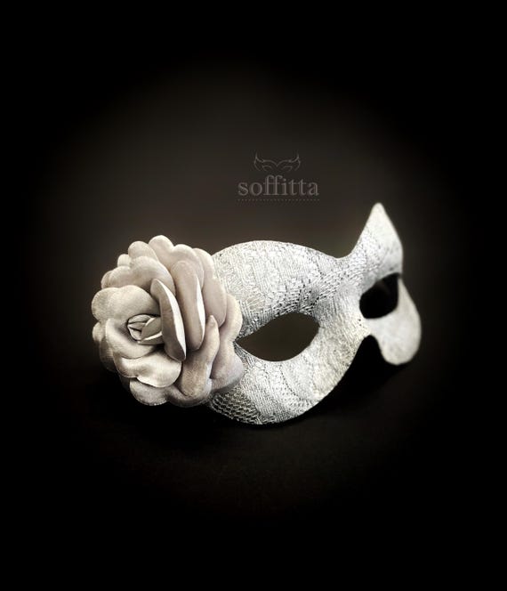 Maschera di carnevale in pizzo argentato con rosa Italia