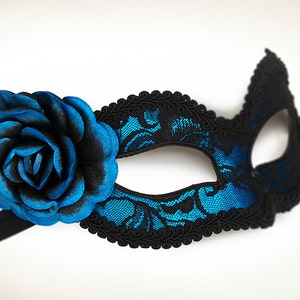 Blauw en zwart kant maskerade masker - blauw Venetiaans masker met zwart kant en roos - blauw kant maskerade bal masker - blauwe Halloween masker