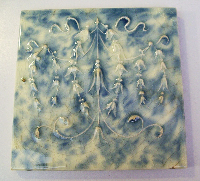 Vintage 1890\u2019s-1910/'s CAMBRIDGE ART TILES \u2013 French Blue and Cream \u2013 Draping Bellflowers and Medallion Wreath Antique