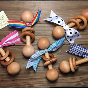 Sonajero de madera hecho a mano para el juego y aprendizaje temprano