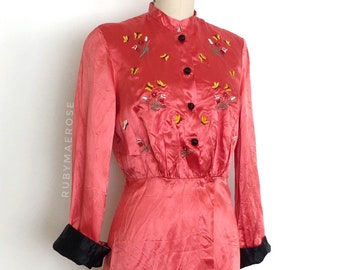 haut vintage des années 1940 • chemisier loungewear en satin rayonne brodé fantaisie papillon • chemise vintage des années 40