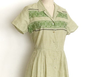 robe vintage des années 1950 et 1960 • robe de jour taille chemise en coton à carreaux vichy avec bordure brodée • robe vintage des années 50 et 60 • taille de 34 po