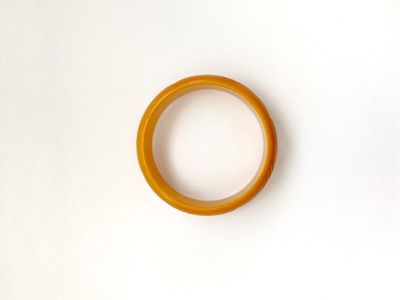 40s carved butterscotch bakelite bangle • 1940s v… - image 3