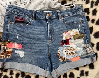 Pantalones cortos vaqueros reciclados - Sonoma 14 - Parches de tela vintage novedosos - Estampados de animales, flores de ganchillo, encaje