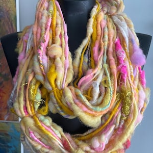 Buen día, sol. Hilo artístico de 129 g (4.6 oz) hilado a mano TNT. Hilo grueso hilado a mano. Fibra textil. Arte.