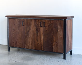 Buffet de almacenamiento de nogal / Gabinete de madera maciza con almacenamiento de barra opcional / Credenza moderna de mediados de siglo