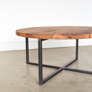 Mesa de centro redonda moderna / madera recuperada mesa de centro con base metálica / mesa de centro industrial imagen 3