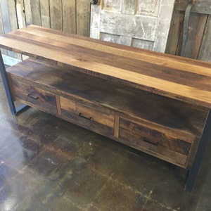 Reclaimed Wood Media Console / Modern Industrial TV Stand / 3-Drawer Credenza bild 7