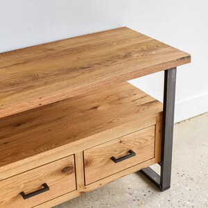 Reclaimed Wood Media Console / Modern Industrial TV Stand / 3-Drawer Credenza bild 3