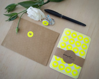 24 pegatinas de corazón amarillo neón: sellos para sobres y regalos