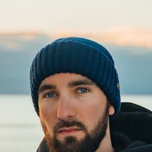ORSO Berretto in lana merino extra fine, morbido berretto a coste in maglia invernale, berretto da pescatore da esterno, classico stile vintage avventuroso, BLU
