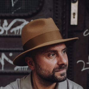 HOLDEN Wełniany filcowy kapelusz fedora | Szerokie rondo, stylowy, zgniatany, gangsterski, elegancki, ojciec chrzestny lat 50., moda vintage, Bogart, Sinatra, top, brązowy
