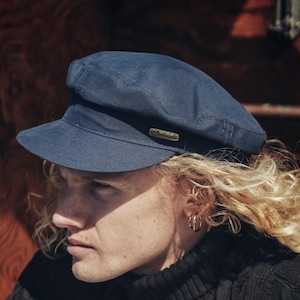 Casquette de pêcheur bretonne en coton TRAWLER, style marin, capitaine, skipper, marin, batelier, légère et aérée, idéale pour le printemps et l'été. Casquette bleue à visière, parfaite pour les vacances.