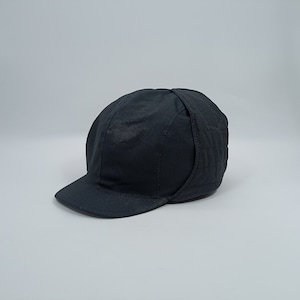 Pode incluir: Um boné de beisebol preto acolchoado com aba curva.