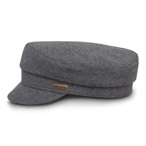 Peut inclure: Casquette grise en mélange de laine avec une petite visière. Le chapeau présente un design structuré et une petite étiquette rectangulaire dorée sur le côté. Un chapeau de style classique, adapté à diverses tenues et occasions.