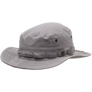 Puede incluir: Un sombrero boonie gris con un ala ancha y una correa con hebilla. El sombrero tiene un pequeño logotipo redondo en la correa.