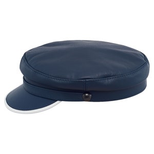 Puede incluir: Una gorra de marinero de cuero azul marino con ribete blanco.