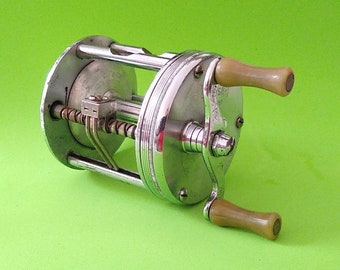 Vintage Bronson Lashless Model 1700 Casting Reel Good Working Order - Pale Green Bakelite Handle - Vintage Angler