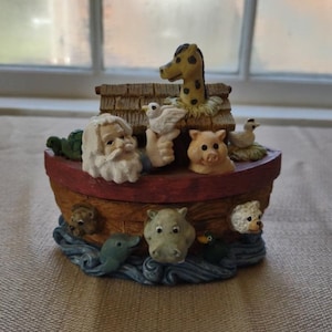 Vintage Young&#39;s Noah&#39;s Ark Trinket Box - Nursery Pin Box - Vintage Baby - Nursery Decor - Baby Gift