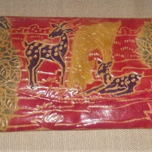 Cartera vintage de cuero con tema de antílope de la selva en relieve de los años 80