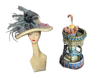 Juego de paragüero victoriano vintage en miniatura con paraguas y sombrero con base de exhibición, accesorios de moda en miniatura, plumas malva y azul.