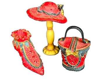 Miniatura vintage barroca de tacón alto, bolso y sombrero con soporte. Juego de 4 accesorios de moda en miniatura. Rojo intenso con detalles en negro y dorado.