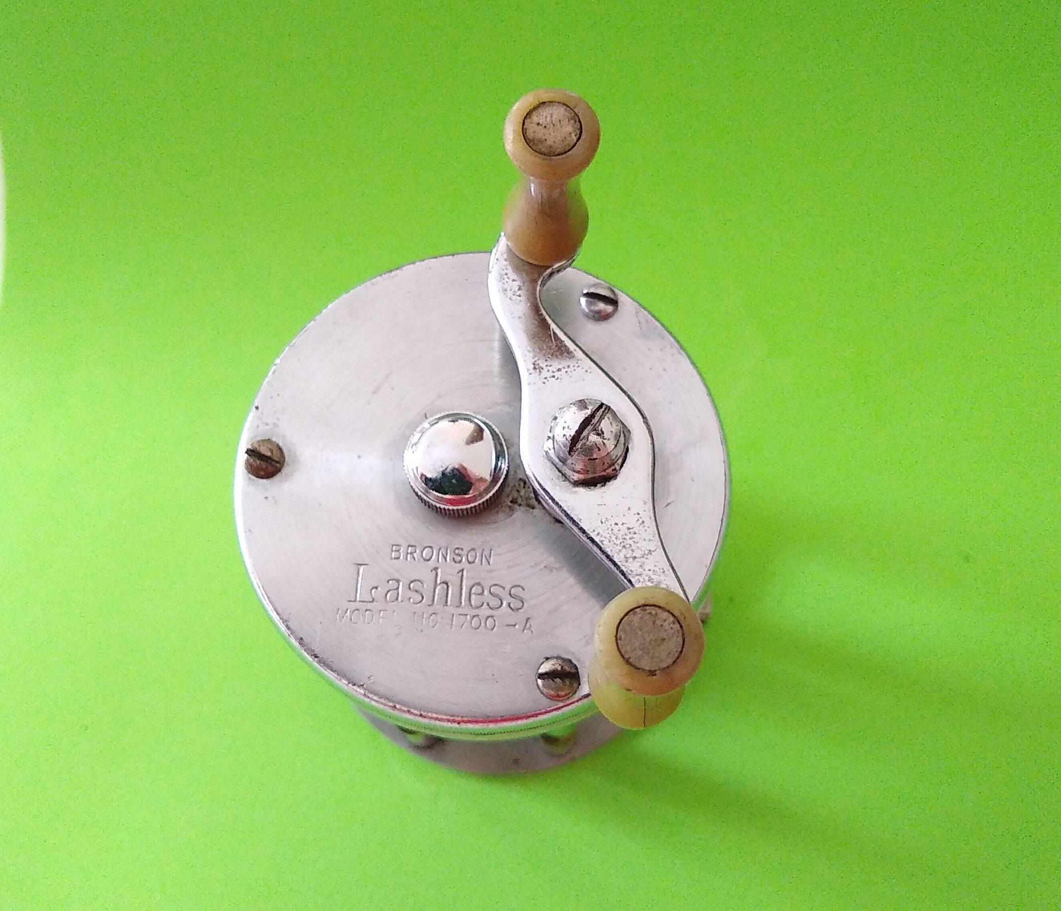 Vintage Bronson Lashless 1700 Casting Reel: Pale Green Bakelite