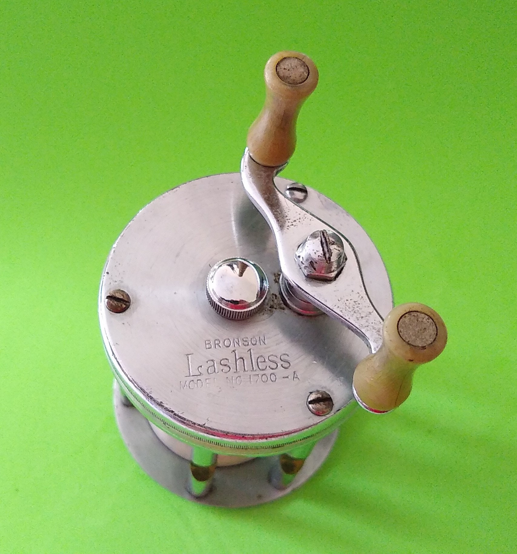 Vintage Bronson Lashless Model 1700 Casting Reel Good