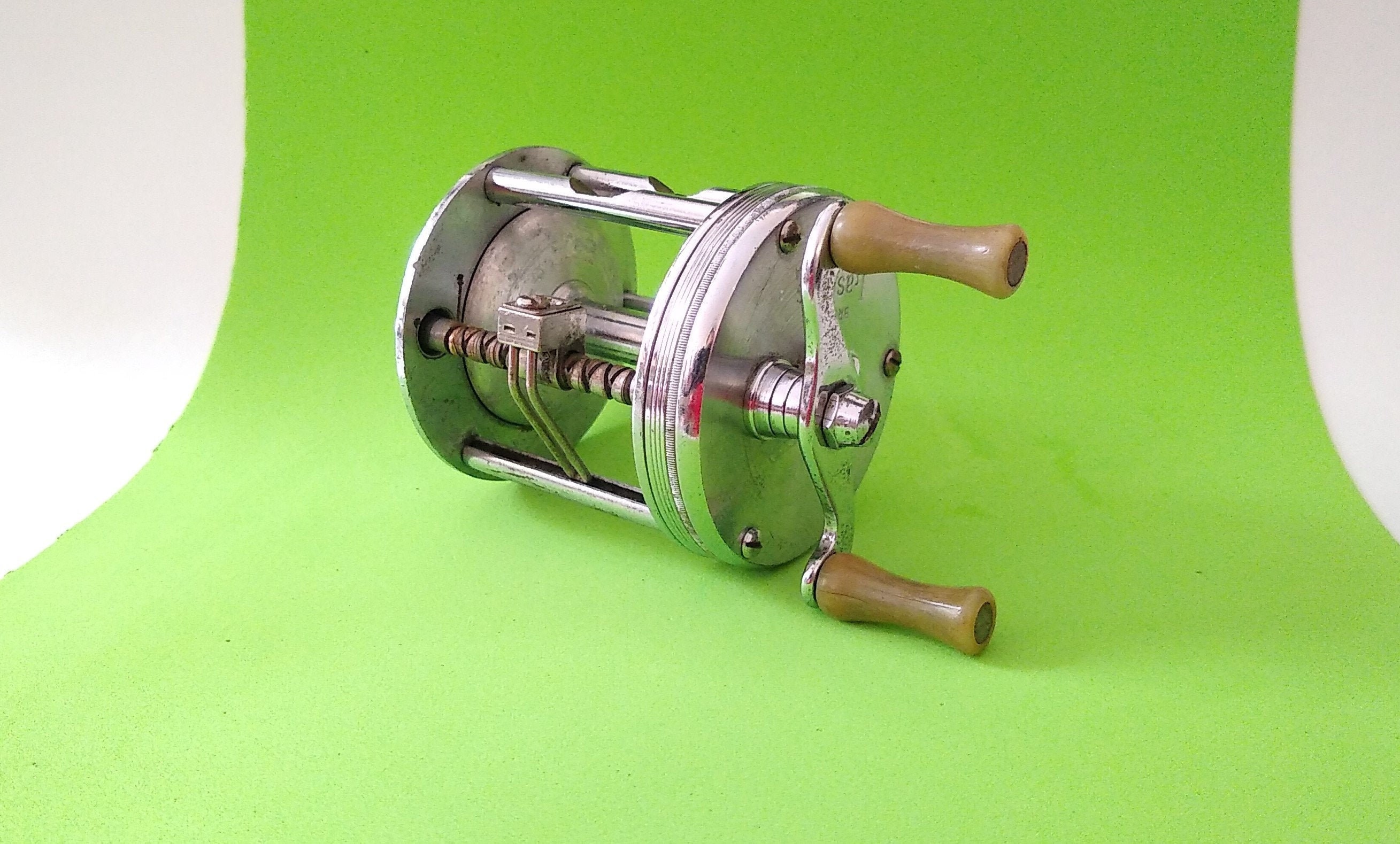 Vintage Bronson Lashless Model 1700 Casting Reel Good
