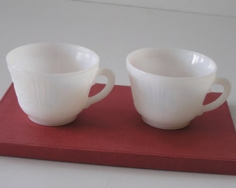 Tasses vintage en verre de lait irisé : motif camée, lot de 2