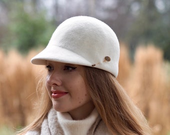 Chapeau blanc d’hiver de laine d’écru