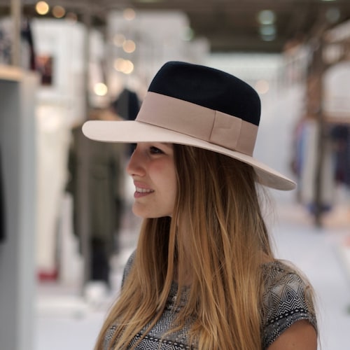 Deux Tone Navy Top Lazy Fedora avec bord de disquette en feutre pur