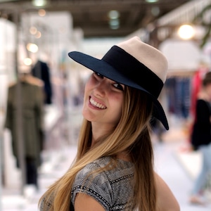 Tweekleurige beige topfedora met slappe rand van puur vilt