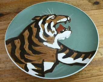 Plato decorativo grande de cerámica artística china vintage con diseño de tigre, 34,4 cm (13 5/8"), firmado.