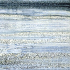 Pode incluir: Pintura abstrata em aquarela com faixas horizontais de cor. A obra apresenta um gradiente de azuis, cinzas e preto, criando um efeito texturizado e em camadas. A pe&ccedil;a evoca uma sensa&ccedil;&atilde;o de profundidade e movimento.