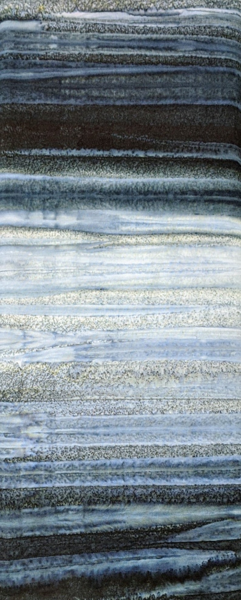 Pode incluir: Pintura abstrata em aquarela com faixas horizontais de cor. A obra apresenta um gradiente de azuis, cinzas e preto, criando um efeito texturizado e em camadas. A pe&ccedil;a evoca uma sensa&ccedil;&atilde;o de profundidade e movimento.