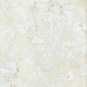 Puede incluir: Tejido blanquecino con un aspecto texturizado y moteado. La superficie presenta un sutil patr&oacute;n de tonos beige claro y crema, creando una est&eacute;tica suave y org&aacute;nica. El dise&ntilde;o del tejido sugiere un textil natural, posiblemente te&ntilde;ido a mano.