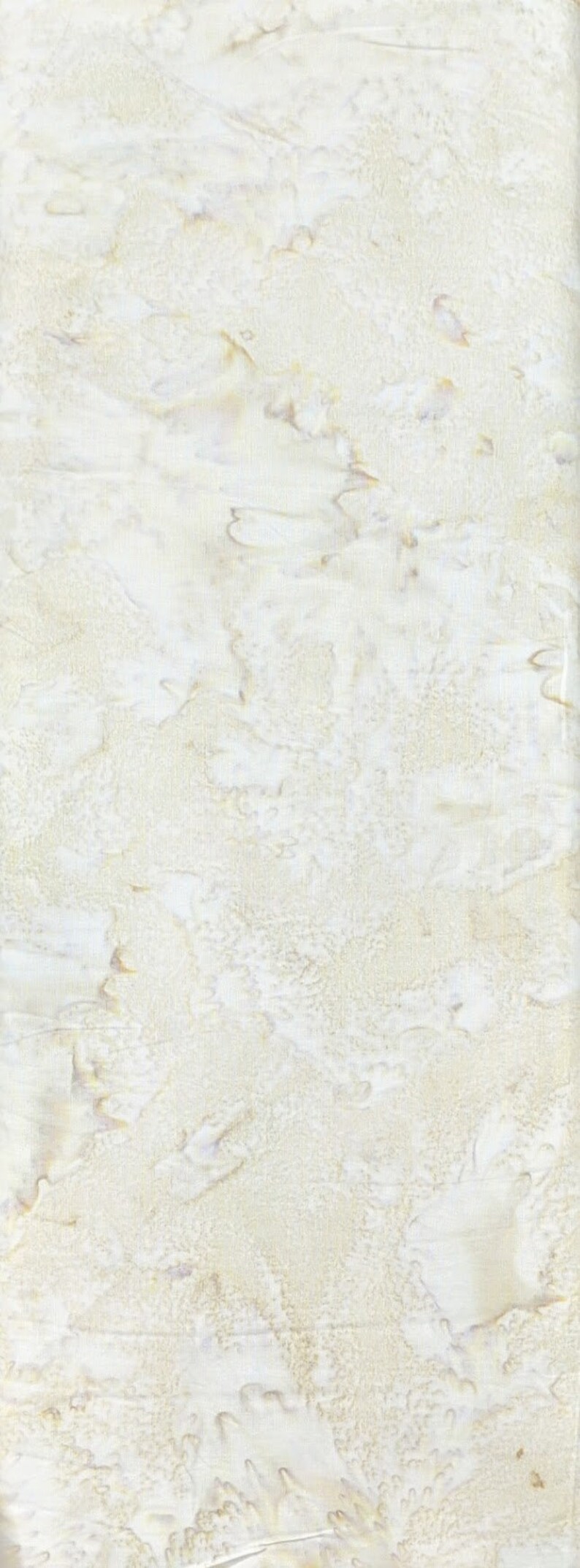 Puede incluir: Tejido blanquecino con un aspecto texturizado y moteado. La superficie presenta un sutil patr&oacute;n de tonos beige claro y crema, creando una est&eacute;tica suave y org&aacute;nica. El dise&ntilde;o del tejido sugiere un textil natural, posiblemente te&ntilde;ido a mano.