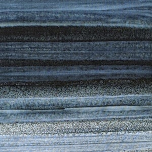 Pode incluir: Pintura abstrata em aquarela com faixas horizontais em v&aacute;rios tons de azul, cinza e preto. As camadas texturizadas criam uma sensa&ccedil;&atilde;o de profundidade e movimento, evocando uma paisagem natural serena.