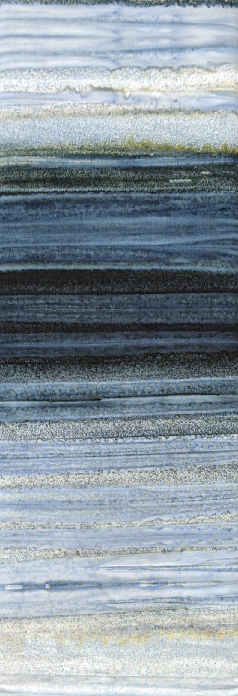 Pode incluir: Pintura abstrata em aquarela com faixas horizontais em v&aacute;rios tons de azul, cinza e preto. As camadas texturizadas criam uma sensa&ccedil;&atilde;o de profundidade e movimento, evocando uma paisagem natural serena.