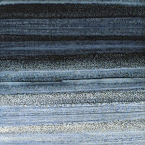 Pode incluir: Pintura abstrata em aquarela com faixas horizontais de v&aacute;rias tonalidades de azul, do claro ao escuro. A textura parece &aacute;spera e em camadas, com algumas &aacute;reas mostrando um efeito salpicado.